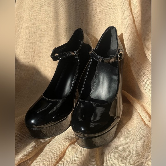 🖤Black Heels 🖤 - Picture 2 of 4